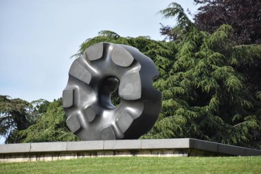 SEATTLE, WA - 14 Haziran 2019 'da Washington, Seattle' daki Gönüllü Park 'ta Noguchi' nin Kara Delik Güneş heykeli.