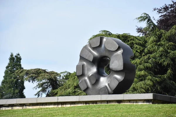 Seattle Jun Black Hole Sun Sculpby Noguchi Volunteer Park Seattle — 图库照片