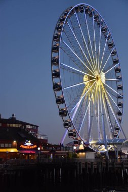 Seattle, Wa - Jul 15: Seattle 57'de Seattle, Washington'da Seattle'daki Büyük Tekerleğin Görünümü, 15 Temmuz 2019. 175 feet genel yüksekliği ile, Abd'nin Batı Kıyısında en yüksek dönme dolap oldu.