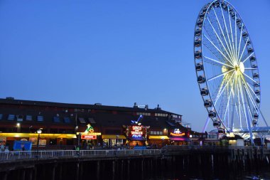 Seattle, Wa - Jul 15: Seattle 57'de Seattle, Washington'da Seattle'daki Büyük Tekerleğin Görünümü, 15 Temmuz 2019. 175 feet genel yüksekliği ile, Abd'nin Batı Kıyısında en yüksek dönme dolap oldu.