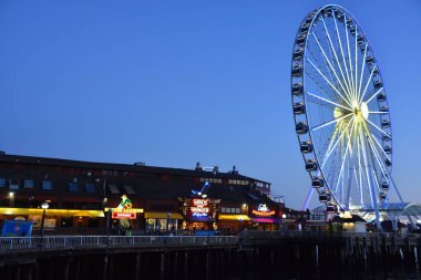 Seattle, Wa - Jul 15: Seattle 57'de Seattle, Washington'da Seattle'daki Büyük Tekerleğin Görünümü, 15 Temmuz 2019. 175 feet genel yüksekliği ile, Abd'nin Batı Kıyısında en yüksek dönme dolap oldu.
