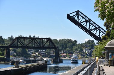 Seattle, Wa - Jul 15: Hiram M. Chittenden Locks (Ballard Locks) Seattle, Washington, 15 Temmuz 2019 tarihinde görüldüğü gibi. Bu Seattle, Washington Gölü Washington Gemi Kanalı, Salmon Bay batı ucunda kilitleri bir komplekstir.