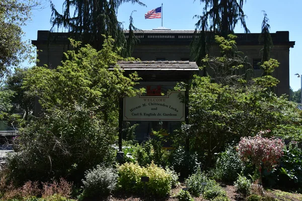 SEATTLE, WA - 15 Haziran 2018 'de görüldüğü üzere Hiram M Chittenden Ballard Kilitleri' ndeki Carl S İngiliz Bahçeleri.