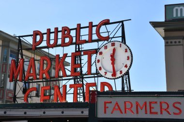 SEATTLE, WA - 15 Temmuz 2019 'da görüldüğü gibi Seattle, Washington' daki Pike Place Market. Piyasa 17 Ağustos 1907 'de açıldı ve ABD' de sürekli olarak işletilen en eski kamu çiftçi pazarlarından biridir..