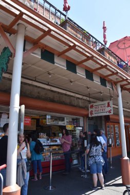 SEATTLE, WA - 15 Temmuz 2019 'da görüldüğü gibi Seattle, Washington' daki Pike Place Market. Piyasa 17 Ağustos 1907 'de açıldı ve ABD' de sürekli olarak işletilen en eski kamu çiftçi pazarlarından biridir..