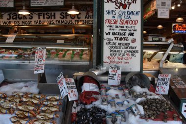 SEATTLE, WA - 15 Temmuz 2019 'da Seattle, Washington' daki Pike Place Market 'te Jacks Fish Spot görüldü. Piyasa 17 Ağustos 1907 'de açıldı ve ABD' de sürekli olarak işletilen en eski kamu çiftçi pazarlarından biridir..