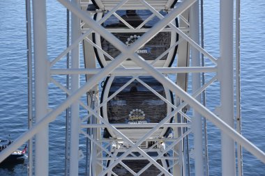 Seattle, Wa - Jul 15: Seattle Great Wheel in Seattle, Washington, 15 Temmuz 2019'da görüldüğü gibi. 175 feet genel yüksekliği ile, 29 Haziran 2012 tarihinde açıldığında Amerika Birleşik Devletleri'nin Batı Kıyısında en yüksek dönme dolap oldu.