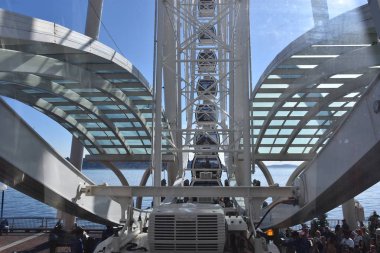 Seattle, Wa - Jul 15: Seattle Great Wheel in Seattle, Washington, 15 Temmuz 2019'da görüldüğü gibi. 175 feet genel yüksekliği ile, 29 Haziran 2012 tarihinde açıldığında Amerika Birleşik Devletleri'nin Batı Kıyısında en yüksek dönme dolap oldu.