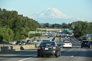 SEATTLE, WA - 15 Haziran 2019 'da Seattle, Washington' dan Rainier Dağı 'nın görüntüsü. 