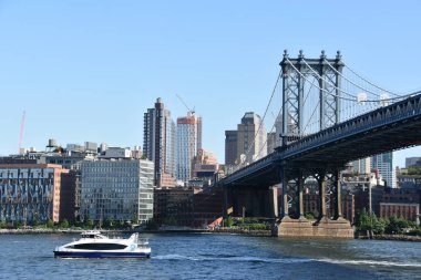 New York, Ny - Haz 30: Manhattan Köprüsü New York'ta, 30 Haziran 2019 tarihinde görüldü. New York'ta East River'ı geçen ve Aşağı Manhattan'ı Downtown Brooklyn'e bağlayan bir asma köprüdür..