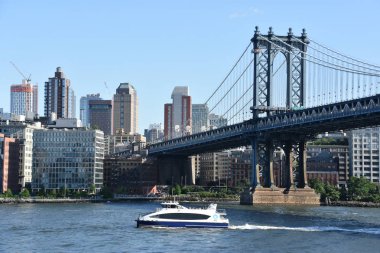 New York, Ny - Haz 30: Manhattan Köprüsü New York'ta, 30 Haziran 2019 tarihinde görüldü. New York'ta East River'ı geçen ve Aşağı Manhattan'ı Downtown Brooklyn'e bağlayan bir asma köprüdür..