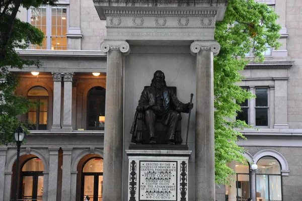 Peter Cooper Statue Manhattan New York — Stockfoto