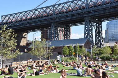 BrooKLYN, New York - 30 Haziran: Domino Park, Brooklyn 'in Williamsburg mahallesindeki bir halk parkı. Doğu Nehri boyunca, Brooklyn, New York 'ta, 30 Haziran 2019' da görüldüğü gibi..