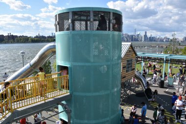 Brooklyn 'in Williamsburg semtindeki Domino Park' ta bir halk parkında oyun parkı. Doğu Nehri boyunca, Brooklyn, New York 'ta, 30 Haziran 2019' da görüldüğü gibi..
