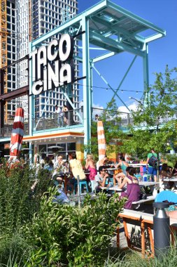 Brooklyn 'in Williamsburg semtindeki Domino Park' taki Tacocina Restoran Kafe 'si. Doğu Nehri boyunca, Brooklyn, New York 'ta, 30 Haziran 2019' da görüldüğü gibi..