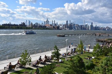 BrooKLYN, New York - 30 Haziran 2019 'da Brooklyn, New York' taki Domino Park 'tan Manhattan' ın görüntüsü.