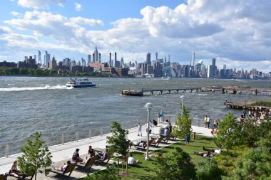 BrooKLYN, New York - 30 Haziran 2019 'da Brooklyn, New York' taki Domino Park 'tan Manhattan' ın görüntüsü.