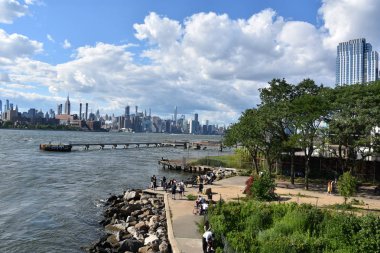 BrooKLYN, New York - 30 Haziran 2019 'da Brooklyn, New York' taki Domino Park 'tan Manhattan' ın görüntüsü.