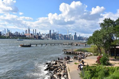 BrooKLYN, New York - 30 Haziran 2019 'da Brooklyn, New York' taki Domino Park 'tan Manhattan' ın görüntüsü.