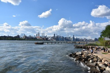 BrooKLYN, New York - 30 Haziran 2019 'da Brooklyn, New York' taki Domino Park 'tan Manhattan' ın görüntüsü.
