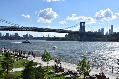 BrooKLYN, New York - 30 Haziran 2019 'da Brooklyn, New York' taki Domino Park 'tan Williamsburg Köprüsü' nün görüntüsü.