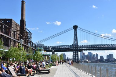 BrooKLYN, New York - 30 Haziran 2019 'da Brooklyn, New York' taki Domino Park 'tan Williamsburg Köprüsü' nün görüntüsü.