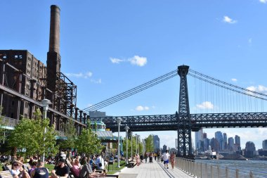 BrooKLYN, New York - 30 Haziran 2019 'da Brooklyn, New York' taki Domino Park 'tan Williamsburg Köprüsü' nün görüntüsü.