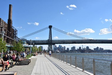 BrooKLYN, New York - 30 Haziran 2019 'da Brooklyn, New York' taki Domino Park 'tan Williamsburg Köprüsü' nün görüntüsü.