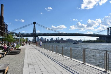BrooKLYN, New York - 30 Haziran 2019 'da Brooklyn, New York' taki Domino Park 'tan Williamsburg Köprüsü' nün görüntüsü.