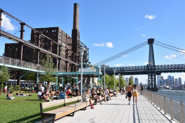BrooKLYN, New York - 30 Haziran 2019 'da Brooklyn, New York' taki Domino Park 'tan Williamsburg Köprüsü' nün görüntüsü.