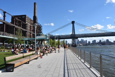 BrooKLYN, New York - 30 Haziran 2019 'da Brooklyn, New York' taki Domino Park 'tan Williamsburg Köprüsü' nün görüntüsü.
