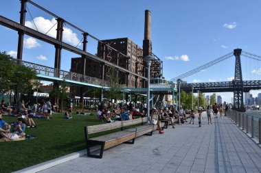 BrooKLYN, New York - 30 Haziran 2019 'da Brooklyn, New York' taki Domino Park 'tan Williamsburg Köprüsü' nün görüntüsü.