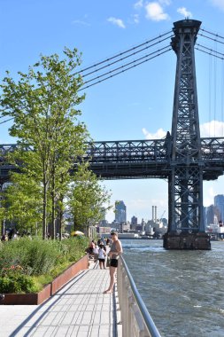 BrooKLYN, New York - 30 Haziran 2019 'da Brooklyn, New York' taki Domino Park 'tan Williamsburg Köprüsü' nün görüntüsü.