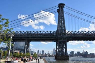 BrooKLYN, New York - 30 Haziran 2019 'da Brooklyn, New York' taki Domino Park 'tan Williamsburg Köprüsü' nün görüntüsü.