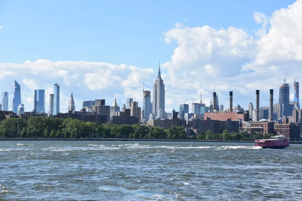 ニューヨーク市 6月30日 2019年6月30日に見られるように ブルックリンのドミノパークから ニューヨークのマンハッタンの眺め ニューヨークはアメリカの人口で最大の都市で 毎年何百万人もの訪問者が訪れています — ストック写真
