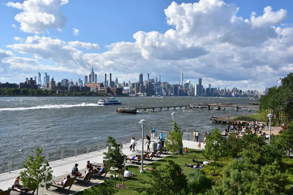 BrooKLYN, New York - 30 Haziran 2019 'da Brooklyn, New York' taki Domino Park 'tan Manhattan' ın görüntüsü.
