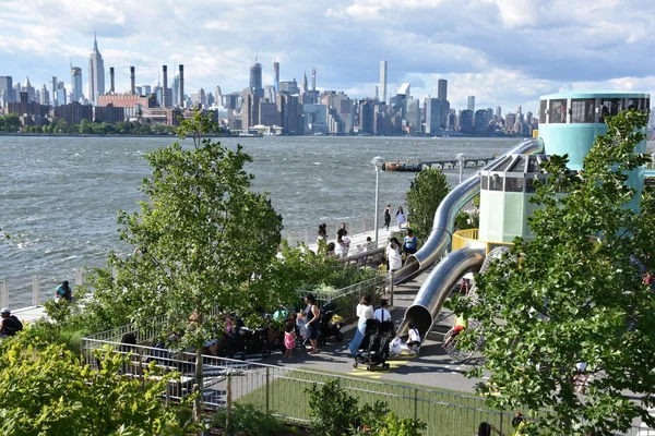 BrooKLYN, New York - 30 Haziran 2019 'da Brooklyn, New York' taki Domino Park 'tan Manhattan' ın görüntüsü.