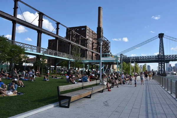 BrooKLYN, New York - 30 Haziran 2019 'da Brooklyn, New York' taki Domino Park 'tan Williamsburg Köprüsü' nün görüntüsü.