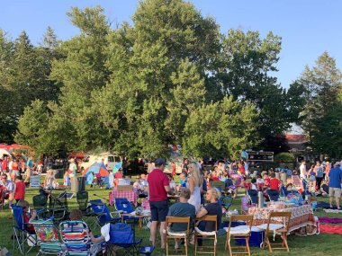 İnsanlar 4 Temmuz 2019 'da New Canaan, Connecticut' taki Waveny Park 'taki havai fişek gösterisini izlemek için toplandı..