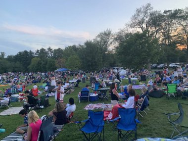 İnsanlar 4 Temmuz 2019 'da New Canaan, Connecticut' taki Waveny Park 'taki havai fişek gösterisini izlemek için toplandı..