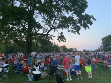 İnsanlar 4 Temmuz 2019 'da New Canaan, Connecticut' taki Waveny Park 'taki havai fişek gösterisini izlemek için toplandı..
