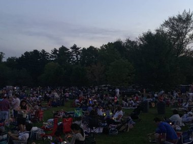 İnsanlar 4 Temmuz 2019 'da New Canaan, Connecticut' taki Waveny Park 'taki havai fişek gösterisini izlemek için toplandı..