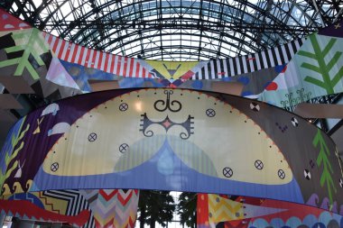 NEW YORK NY - 20 Temmuz 2019 'da New York' taki Brookfield Place 'de Ürdün Bennett tarafından yapılan Tepkik sanat kurulumu.