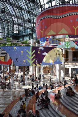 NEW YORK NY - 20 Temmuz 2019 'da New York' taki Brookfield Place 'de Ürdün Bennett tarafından yapılan Tepkik sanat kurulumu.