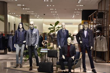 NEW YORK, NY - 26 Mayıs 2019 'da New York' taki Hudson Yards 'taki The Shops and Restoranlarda görülen Neiman Marcus.