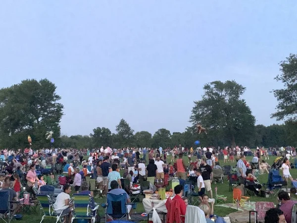 New Canan 7月4日 2019年7月4日に見られるように コネチカット州ニューカナンのウェーブニー公園で7月4日の花火を見に人々が集まりました — ストック写真