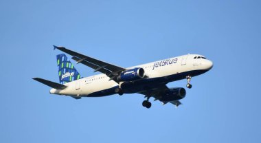 Revere, Ma Jul 27: 27 Temmuz 2019 'da görüldüğü üzere Boston Logan Uluslararası Havalimanı' na inmek üzere olan Jetblue Airplane.
