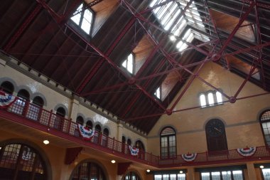 Jersey City, NJ-4: New Jersey 'deki Liberty State Park' taki New Jersey Demiryolu 4 Ağustos 2019 'da görüldü. Terminal 1889 'da inşa edilmiş ve 1864' ten beri kullanılmakta olan bir terminalin yerini almıştır..