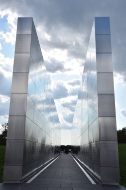 Jersey City, NJ-4: 4 Ağustos 2019 'da New Jersey' deki Liberty State Park 'ta görülen Boş Gök 9-11 Anıtı.