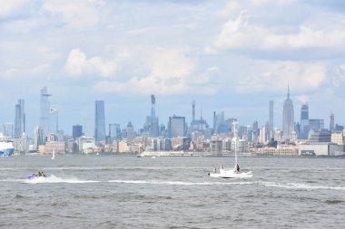 New York, Ny - 4 Ağustos 2019 'da New Jersey' deki Liberty State Park 'tan Manhattan Skyline' ın görüntüsü. Manhattan, New York 'un en yoğun nüfuslu beş ilçesidir..